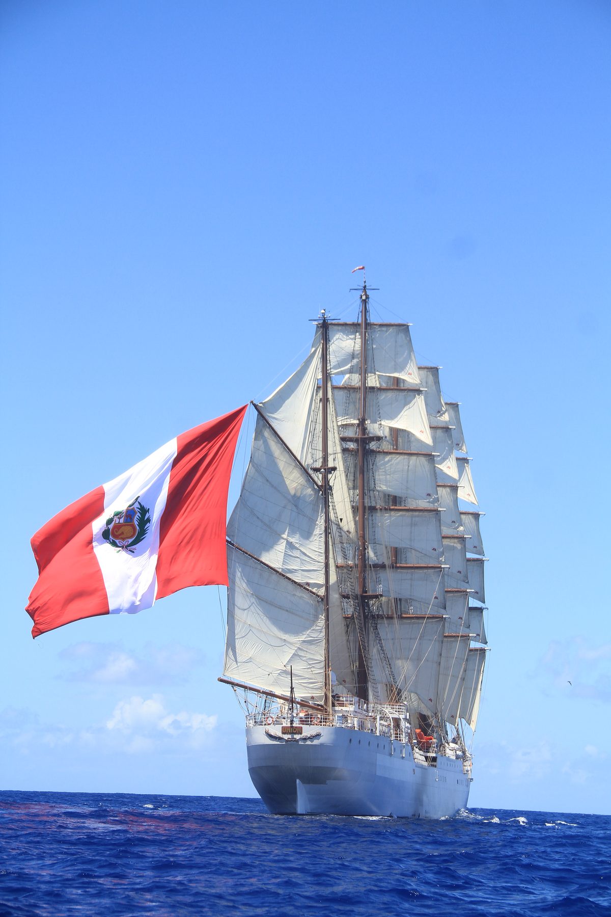 B.A.P. UNIÓN navegando con la bandera del Perú