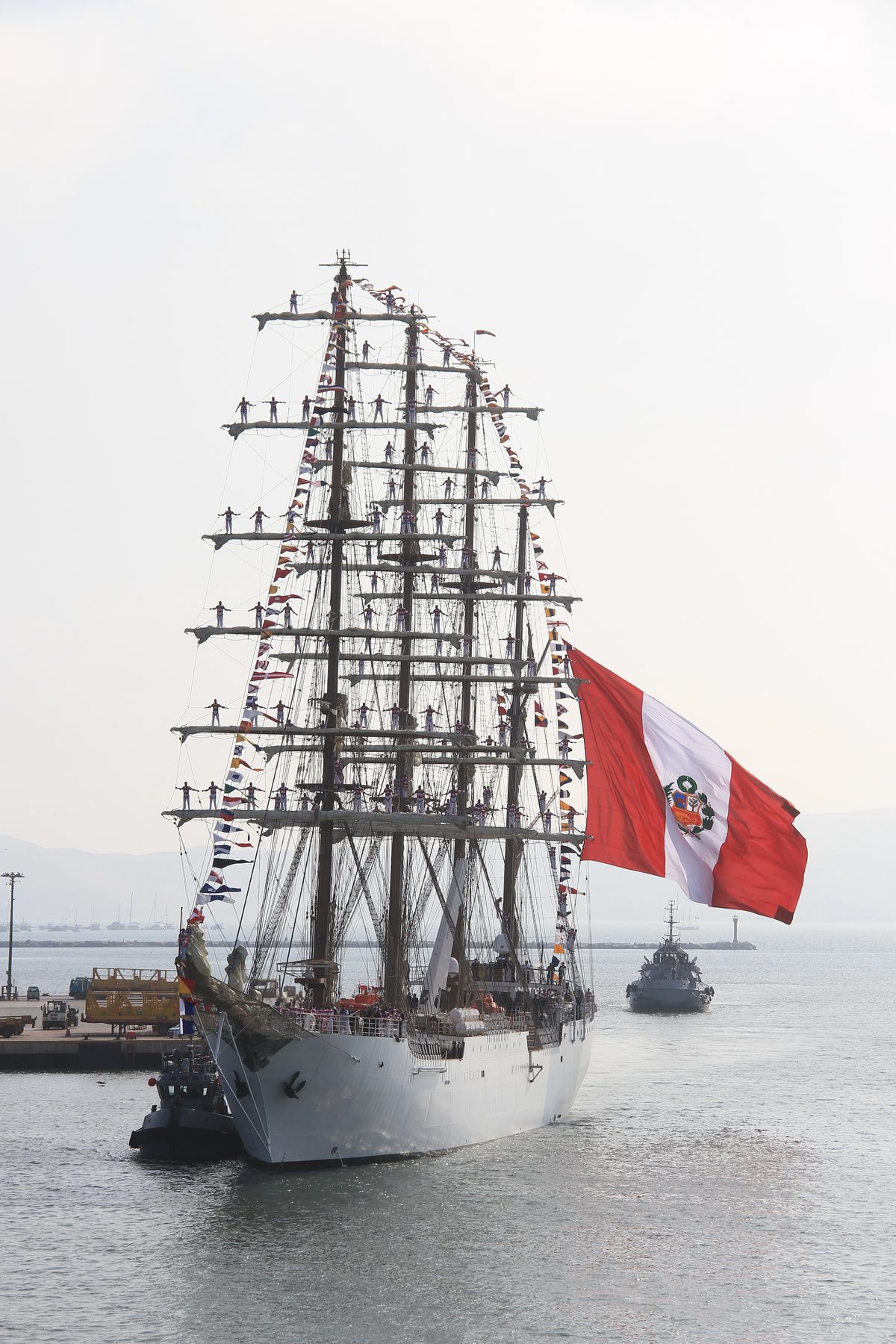 Cadetes del B.A.P. UNIÓN formados sobre los mástiles durante la entrada a puerto